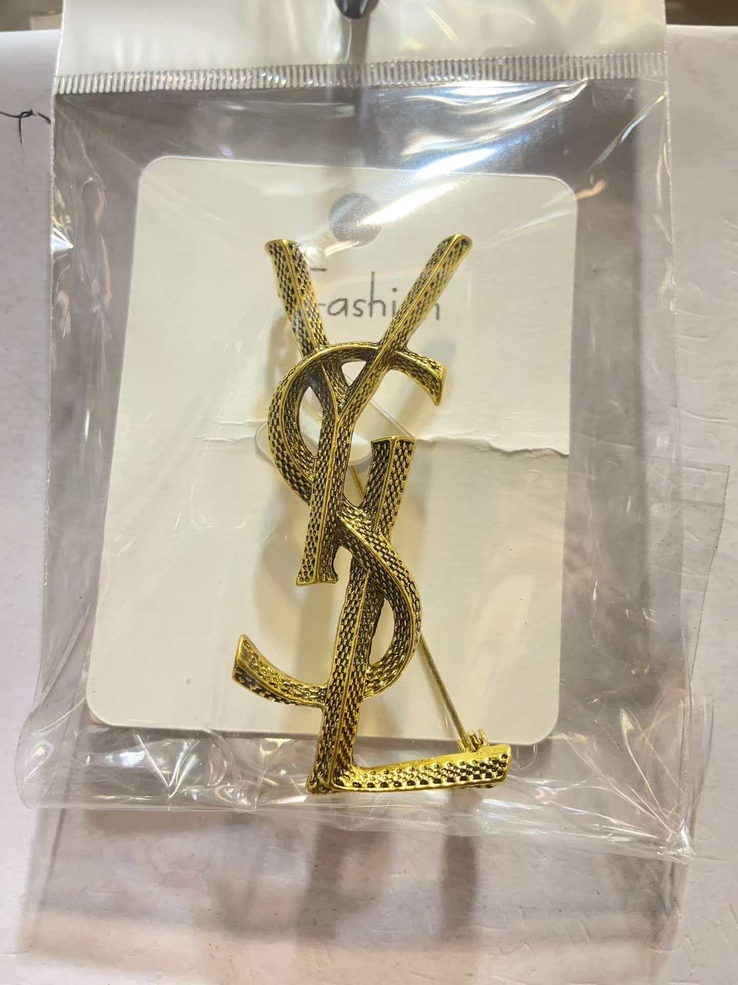Brooch - Image 18