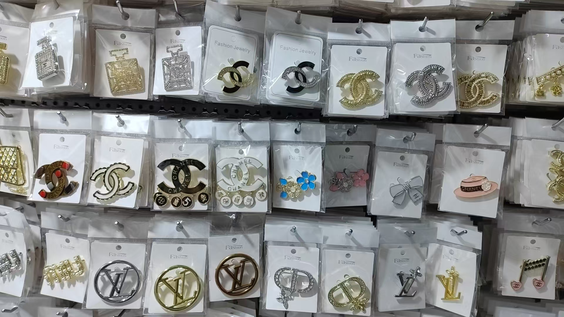 Brooch - Image 27